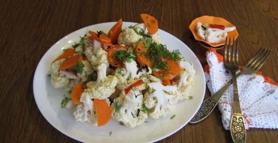 Маринованная цветная капуста с морковкой