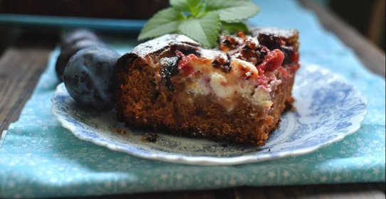 Сельский сливовый пирог с рикоттой