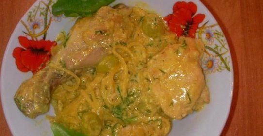 Курица, тушенная с виноградом и карри