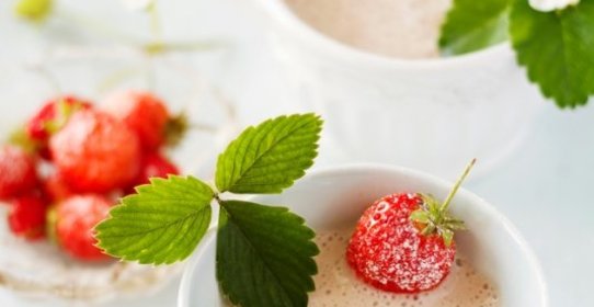 Бананово-клубничный утренний молочный коктейль