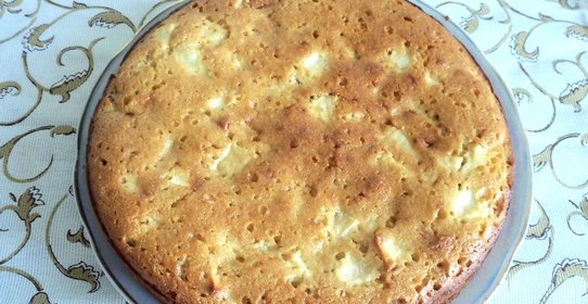 Манник с яблоками на кефире