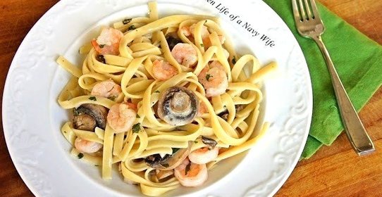 Паста с креветками и шампиньонами в сливочном соусе