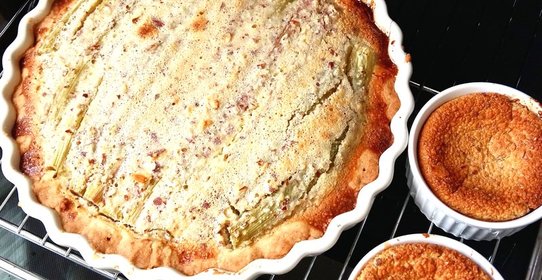 Пирог с ревнем и миндалем