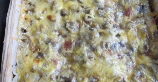 Пицца с шампиньонами колбасой и сыром