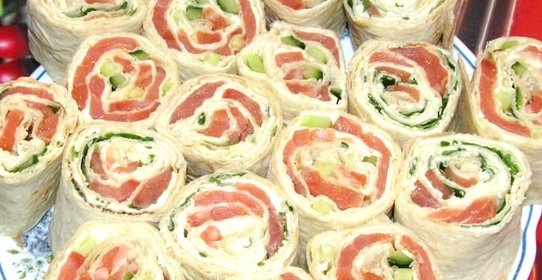 Рулет из лаваша, красной рыбы и огурца