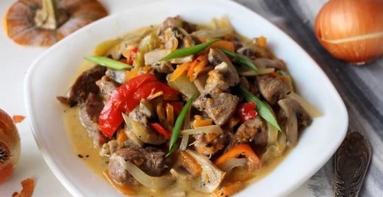 Мясо с овощами в казане