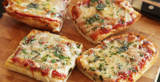 Быстрая пицца с курицей и сыром