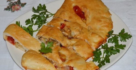 Закрытая пицца кальцоне с курицей и грибами