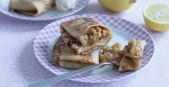 Блины, фаршированные яблоками с орехами и корицей