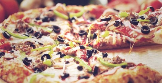 Пицца с салями и маслинами