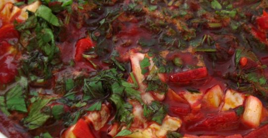 Борщ вегетарианский с красной фасолью, заправкой из сладкого перца и томатов