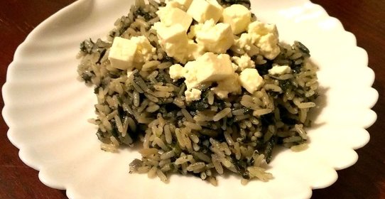 Греческая рисовая каша «Spanakorizo» со шпинатом и сыром фета