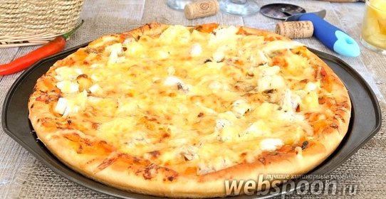 Пицца с ананасами и курицей