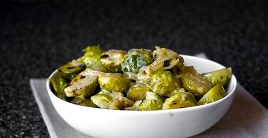 Тушеная брюссельская капуста с вином и луком