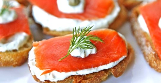 Брускетта с лососем