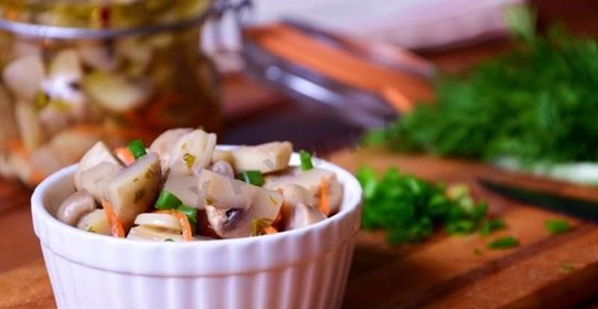 Маринованные шампиньоны с овощами