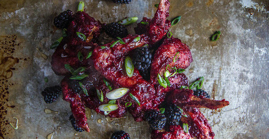 Хрустящие куриные крылышки с медом, ежевикой и халапеньо