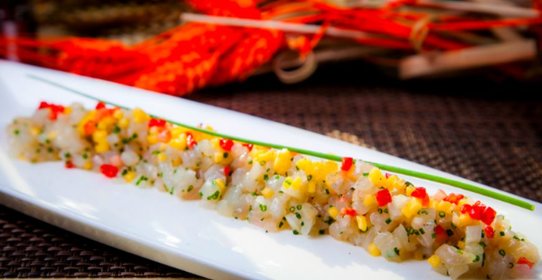 Тартар из дорада с манго и клубникой