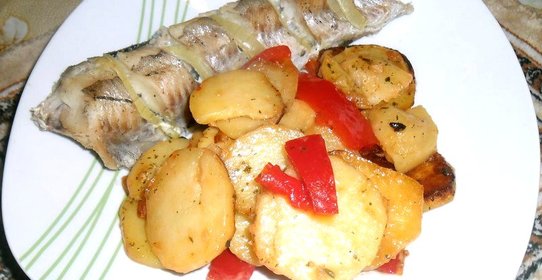 Минтай с картофелем и перцем