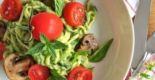 Спагетти из цукини с грибами и помидорами