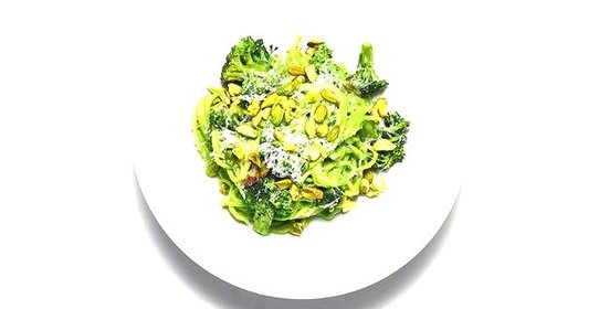 Спагетти с песто из фисташек и брокколи