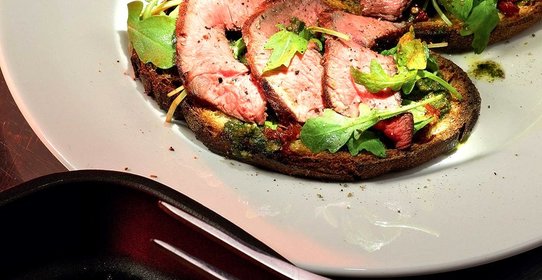 Брускетта с говядиной, томатами и песто