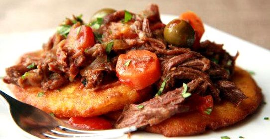 Говядина с кукурузными лепешками