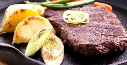 Маринованные говяжьи стейки с жареным зеленым луком