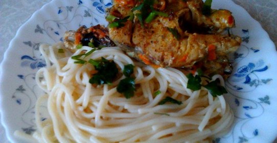 Минтай с овощами в сметанном соусе