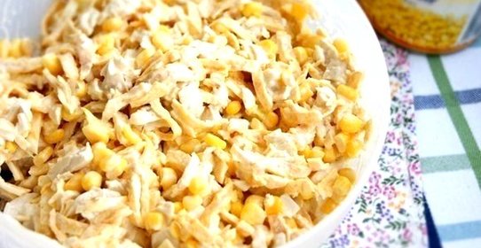 Салат из курицы с яичными блинчиками