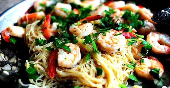 Паста с креветками и вином