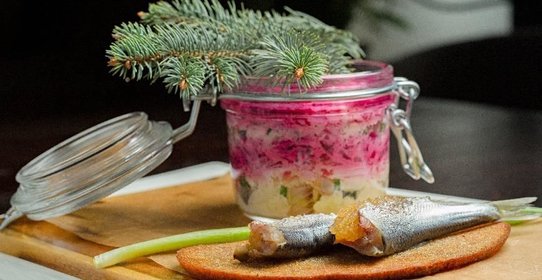 Сельдь под «шубой» с пряной килькой, фаршированной щучьей икрой на чесночном хлебе