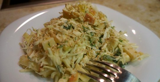 Салат из капусты и яблок в горчичной заправке