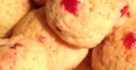 Песочное кукурузное печенье с сушеной вишней