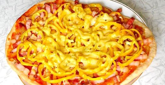 Пицца с колбасой