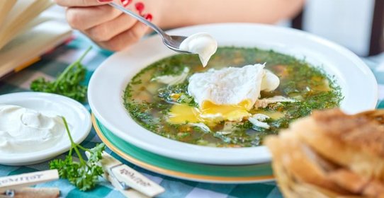 Зеленые щи с яйцом-пашот