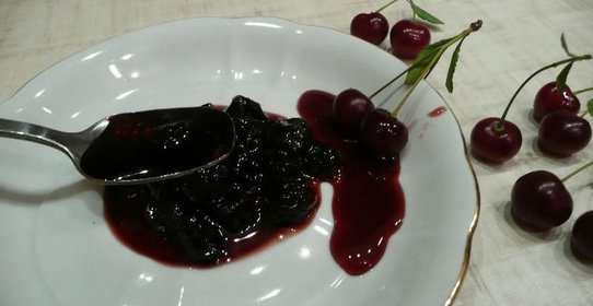 Густое вишневое варенье