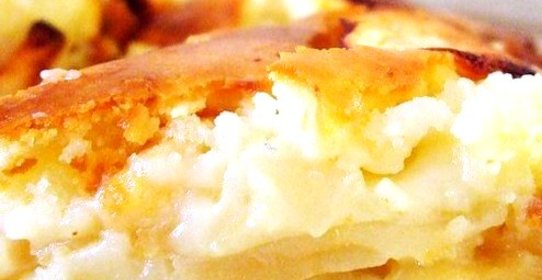 Шарлотка с яблоками, бананами и корицей