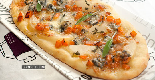 Пицца с тыквой, грушей и горгонзолой