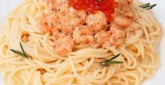 Спагетти с креветками и красной икрой