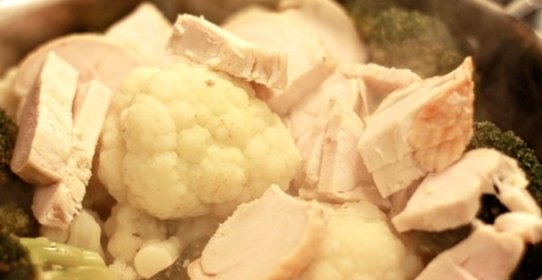 Индейка с брокколи и цветной капустой
