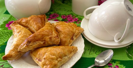 Пирожки из слоеного теста с грибами и курицей