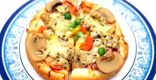 Пицца с рыбой, грибами и зеленым горошком