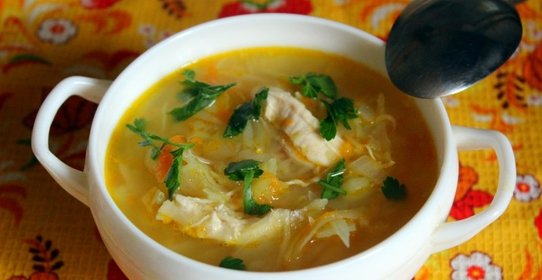 Щи из свежей и квашеной капусты на курином бульоне
