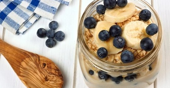 Овсянка с бананом и голубикой