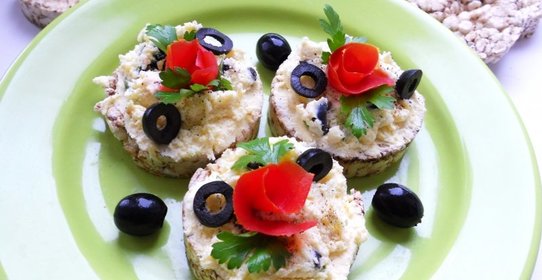 Бутерброды с домашним мягким сыром на хлебцах