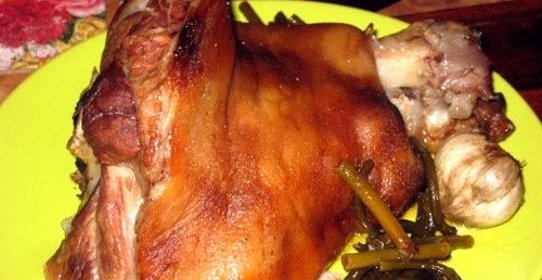 Запеченная в рукаве свиная рулька с чесноком и чесночными стеблями