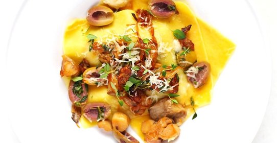 Открытая лазанья с белыми грибами и оливками