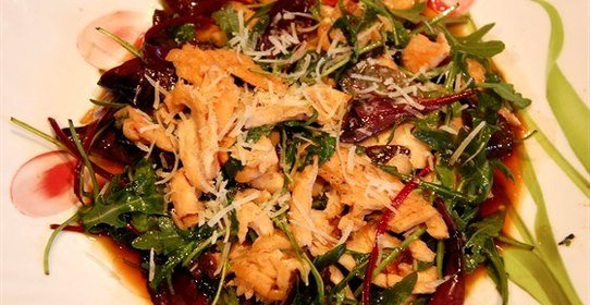 Салат с теплым лососем