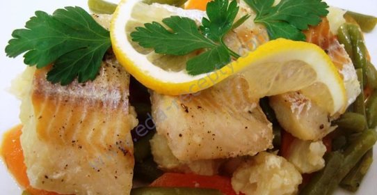 Рыба тушеная с овощами и луком